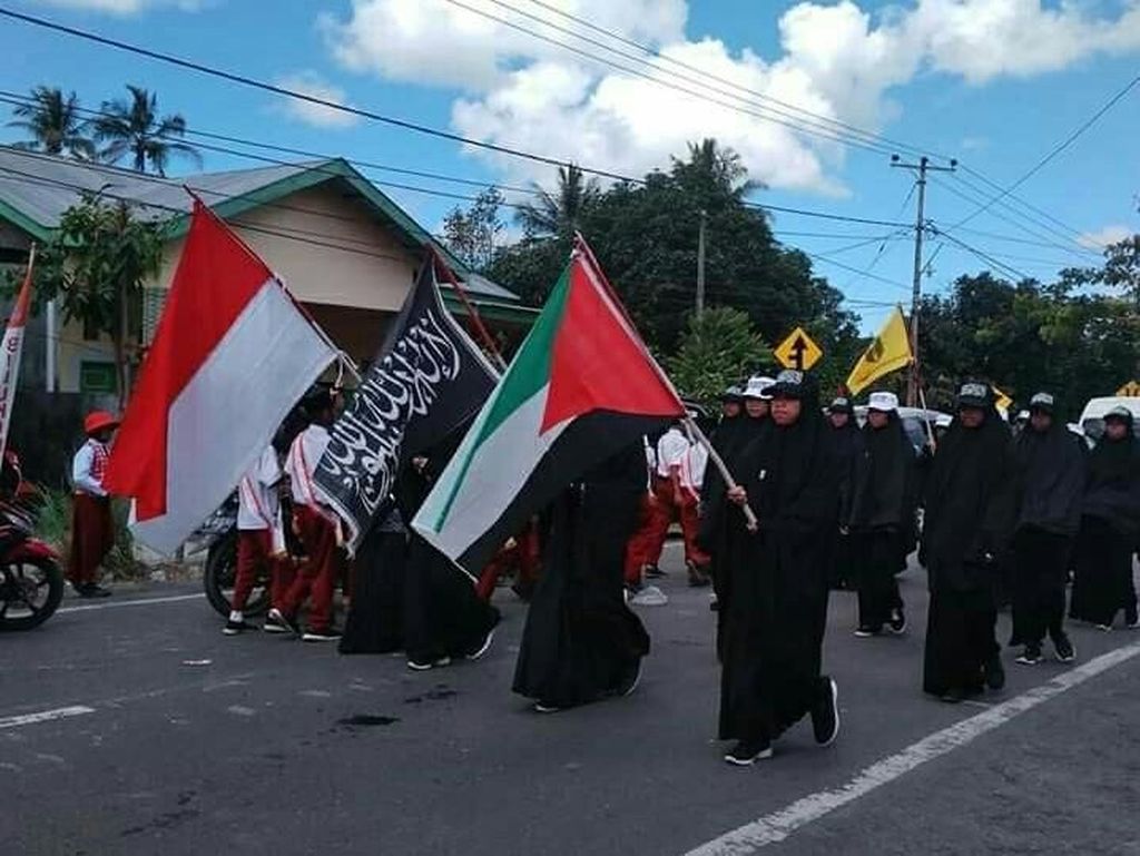 Siswa di Sulsel Gerak Jalan Bawa Bendera Bertuliskan Kalimat Tauhid Siswa di Sulsel Gerak Jalan Bawa Bendera Bertuliskan Kalimat Tauhid