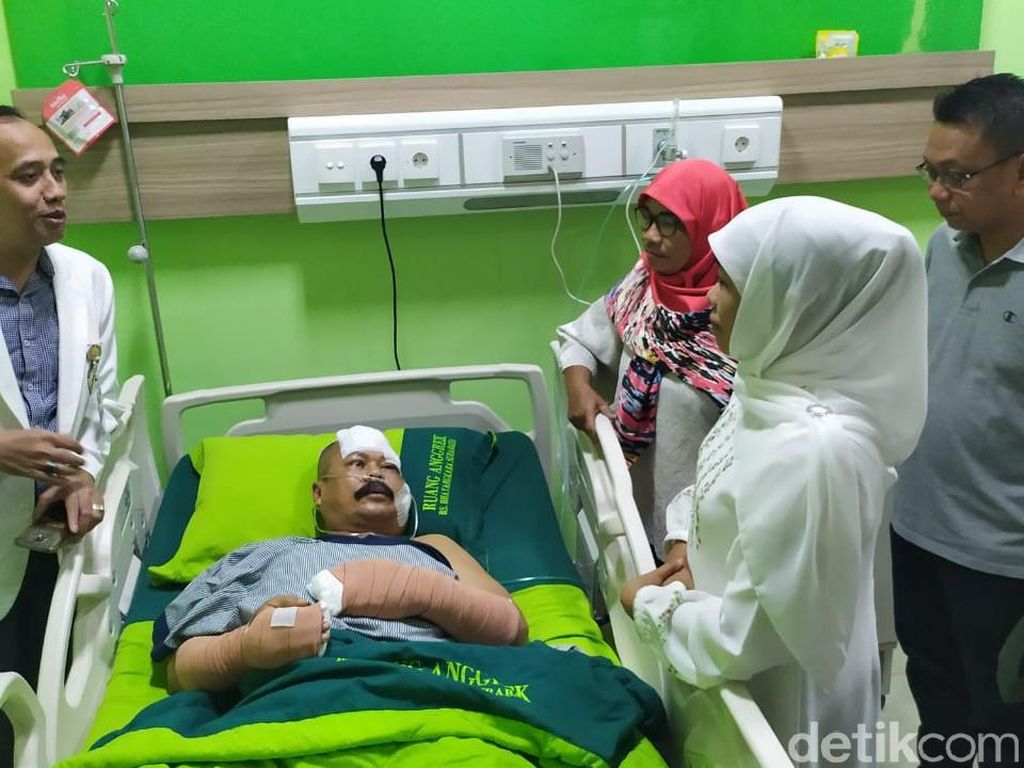 Jenguk Polisi yang Diserang di Polsek Wonokromo, Khofifah: Sudah Membaik Jenguk Polisi yang Diserang di Polsek Wonokromo, Khofifah: Sudah Membaik