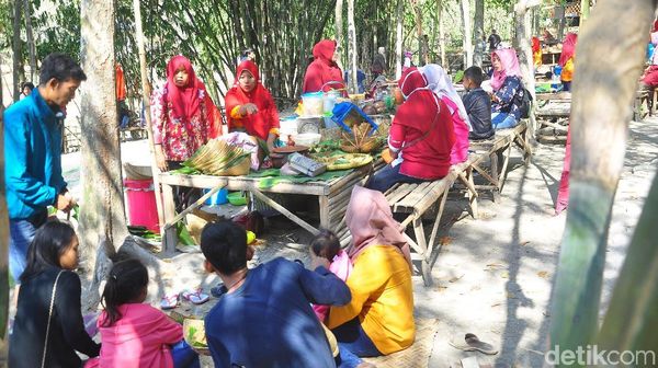 Foto: Pasar di Grobogan Ini Cuma Terima Uang Bambu