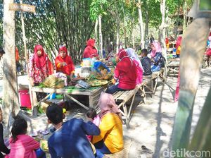 Foto: Pasar di Grobogan Ini Cuma Terima Uang Bambu