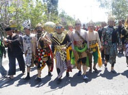 Keseruan Pejabat Berkostum Wayang di Karnaval Kemerdekaan Sabilulungan