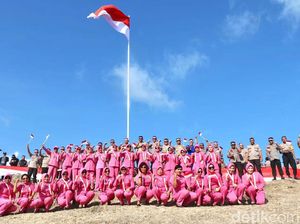 Potret Pengibaran Merah Putih di Bukit Merese