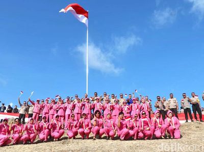 Potret Pengibaran Merah Putih di Bukit Merese