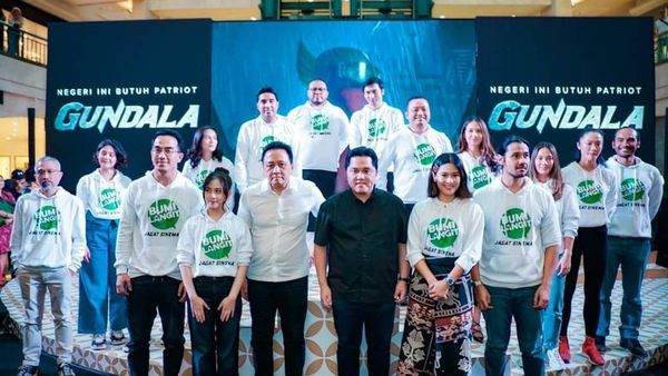 Momen Erick Thohir Berpose dengan Pemeran Superhero Indonesia