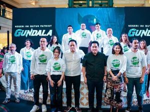 Momen Erick Thohir Berpose dengan Pemeran Superhero Indonesia Momen Erick Thohir Berpose dengan Pemeran Superhero Indonesia