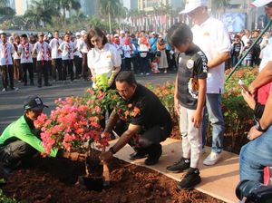 Momen Anies Tanam Bugenvil Demi Atasi Polusi Udara