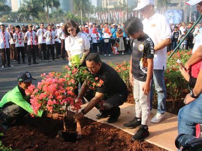 Momen Anies Tanam Bugenvil Demi Atasi Polusi Udara