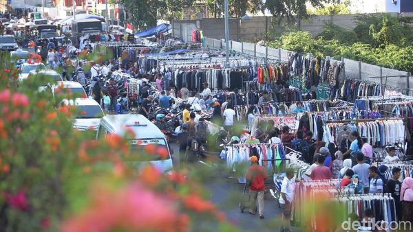 Pedagang Pakaian Bekas di Senen Kembali Memenuhi Jalan