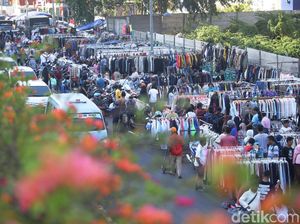 Pedagang Pakaian Bekas di Senen Kembali Memenuhi Jalan