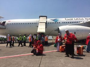 Sujud Syukur Haji Kloter I Debarkasi Solo Setelah Mendarat di Tanah Air