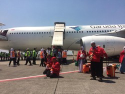 Sujud Syukur Haji Kloter I Debarkasi Solo Setelah Mendarat di Tanah Air