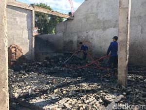 Puntung Rokok Bikin Toko Mebel di Jember Ludes Terbakar Puntung Rokok Bikin Toko Mebel di Jember Ludes Terbakar