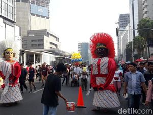 Rayakan HUT RI ke-74, Ondel-ondel Merah-Putih Meriahkan CFD Bundaran HI