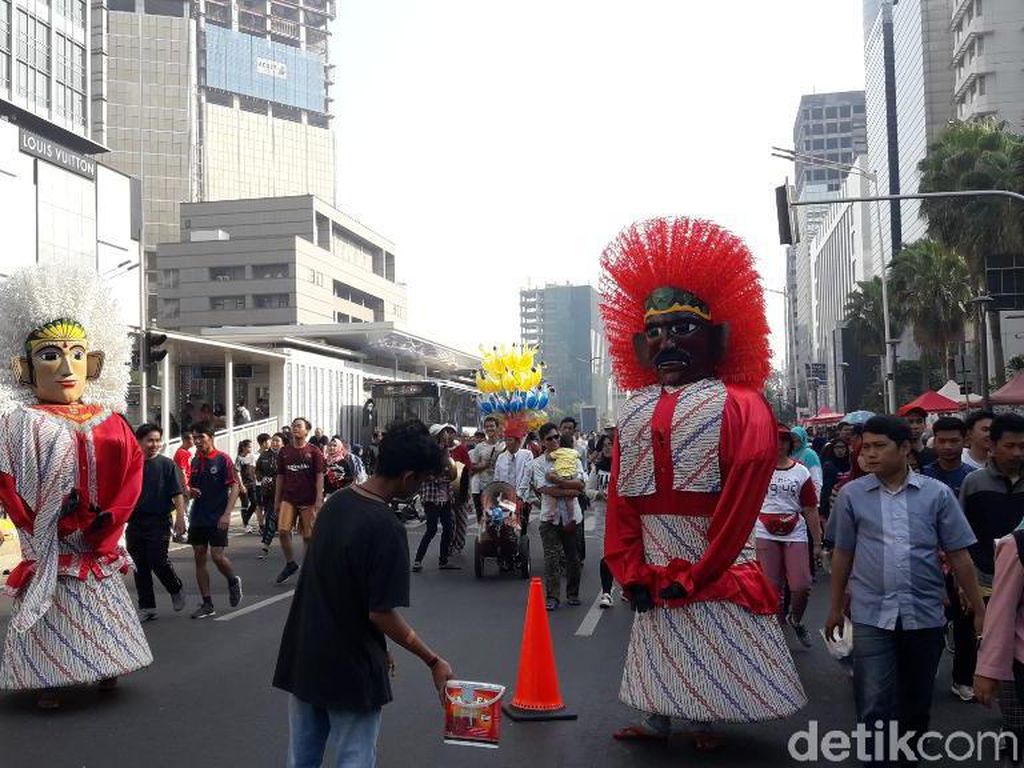 Rayakan HUT RI ke-74, Ondel-ondel Merah-Putih Meriahkan CFD Bundaran HI Rayakan HUT RI ke-74, Ondel-ondel Merah-Putih Meriahkan CFD Bundaran HI