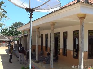 Pria Penyerang Polsek Wonokromo Sempat Pulang Antar Ortu Naik Haji Pria Penyerang Polsek Wonokromo Sempat Pulang Antar Ortu Naik Haji