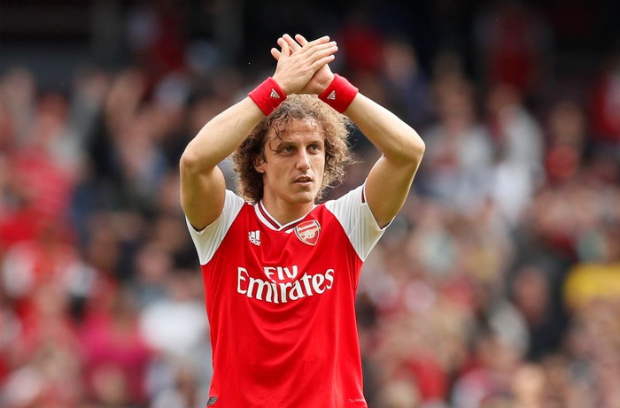 Soccer Football - Premier League - Arsenal v Burnley - Emirates Stadium, London, Britain - August 17, 2019  Arsenals David Luiz applauds the fans after the match   REUTERS/David Klein  EDITORIAL USE ONLY. No use with unauthorized audio, video, data, fixture lists, club/league logos or 