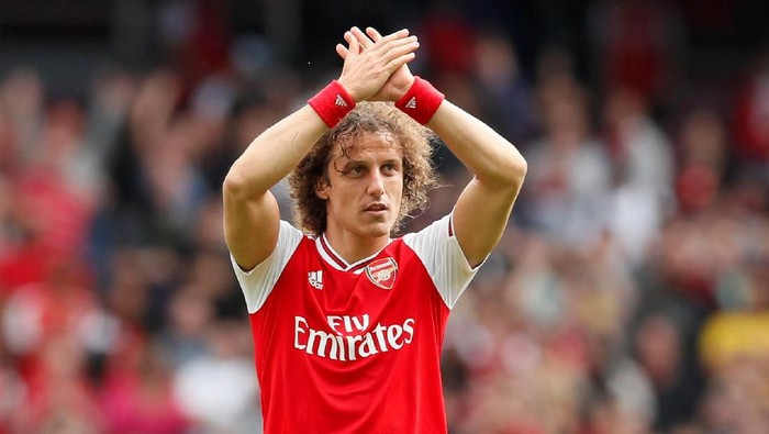 Soccer Football - Premier League - Arsenal v Burnley - Emirates Stadium, London, Britain - August 17, 2019  Arsenals David Luiz applauds the fans after the match   REUTERS/David Klein  EDITORIAL USE ONLY. No use with unauthorized audio, video, data, fixture lists, club/league logos or 