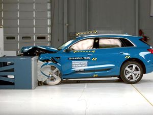 Mobil Listrik Diuji Tabrak, Aman Nggak Ya?