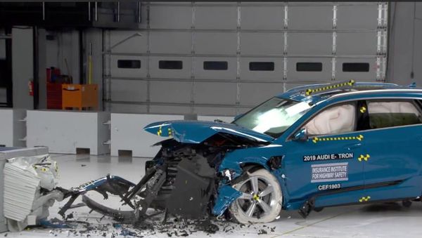 Mobil Listrik Diuji Tabrak, Seberapa Aman?