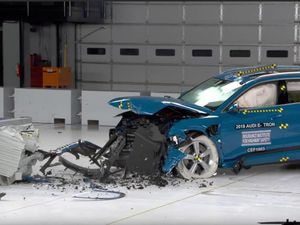 Mobil Listrik Diuji Tabrak, Seberapa Aman?