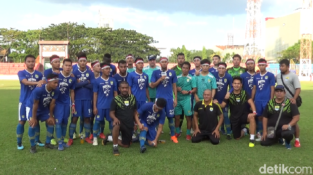 Rayakan HUT Indonesia, Persib Latihan dengan Ikat Kepala Merah-Putih