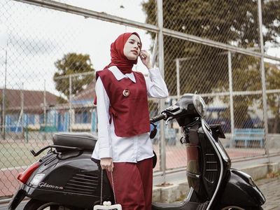 8 Ide Busana Merah Putih dari Hijabers, Aghnia Punjabi Sampai Zaskia Mecca