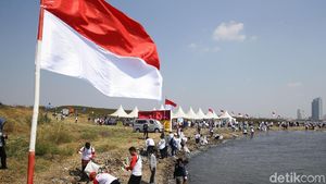 Aksi Bersih-bersih Pantai Ancol Dalam Rangka HUT RI