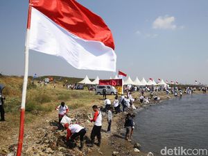 Aksi Bersih-bersih Pantai Ancol Dalam Rangka HUT RI