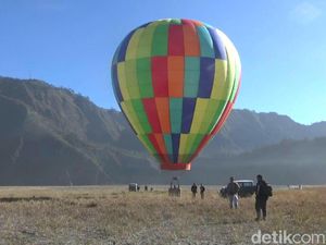 Yang Baru di Bromo: Terbang Naik Balon Udara