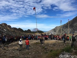 Rayakan HUT RI ke-74, Pendaki Panjat Pinang di Puncak Gunung Sibayak