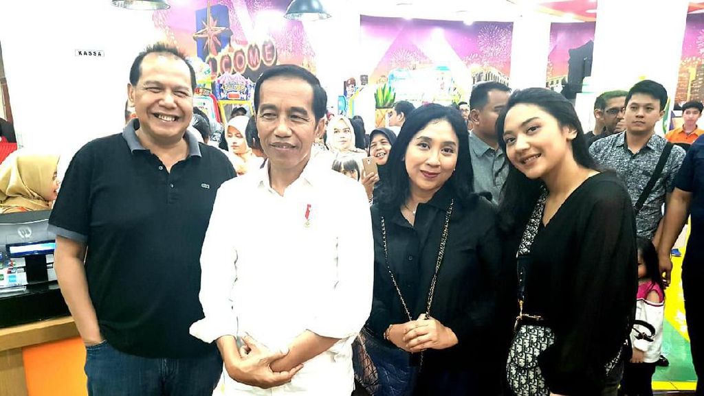 Momen Jokowi Ajak Jan Ethes ke Trans Studio Cibubur