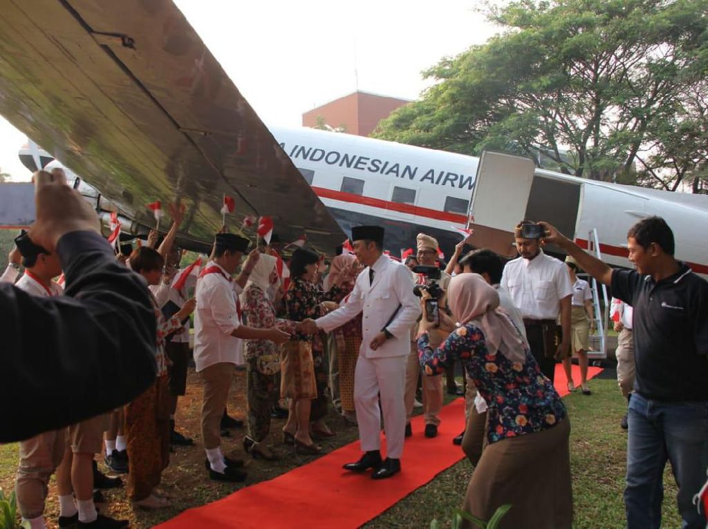 HUT RI, Garuda Indonesia Pamerkan Pesawat Klasik yang Dipakai Sukarno