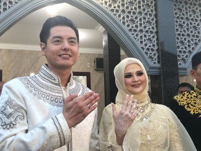 Senyum Bahagia Cut Meyriska dan Roger Danuarta Pamer Cincin
