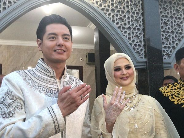 Senyum Bahagia Cut Meyriska dan Roger Danuarta Pamer Cincin