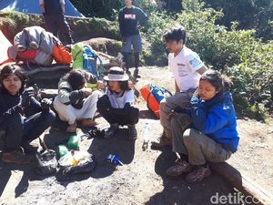 Rombongan Pendaki Batal Bentangkan Bendera di Puncak Kerinci Rombongan Pendaki Batal Bentangkan Bendera di Puncak Kerinci