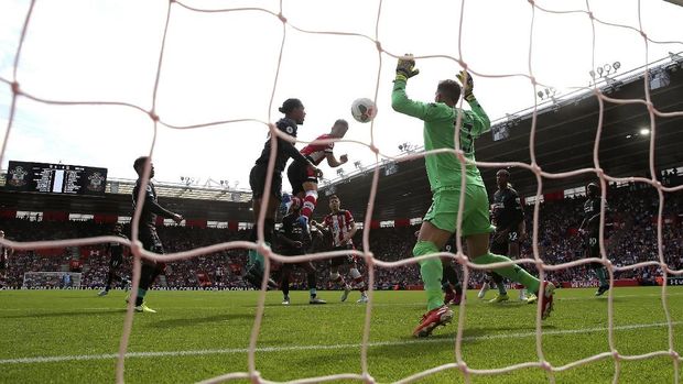 Adrian mencoba mengagalkan peluang Southampton melalui tandukan Maya Yoshida. (
