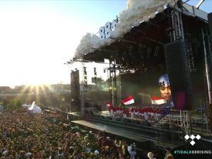 Tak Cuma Indonesia Raya, NIKI Juga Kibarkan Merah Putih di Los Angeles