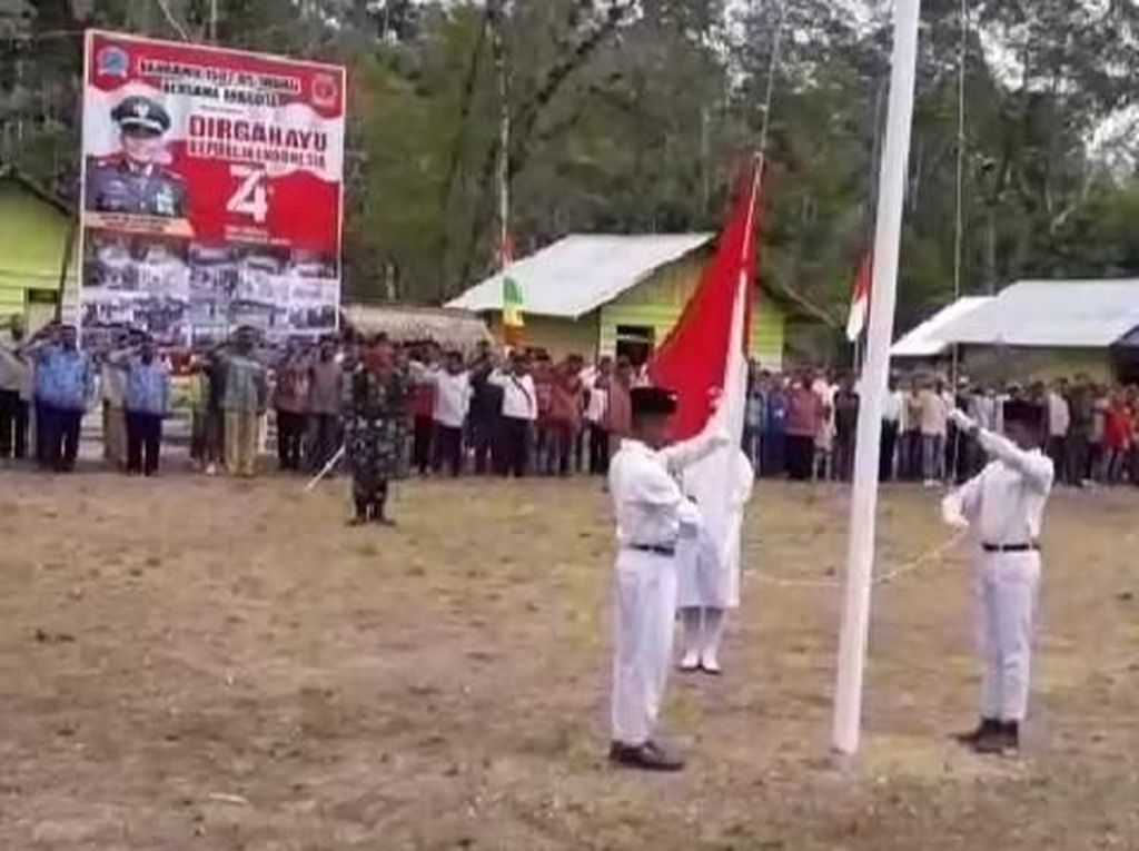 Pertama Kali, Suku Terpencil Mause Ane Ikut Upacara 17 Agustus Sejak 1945 Pertama Kali, Suku Terpencil Mause Ane Ikut Upacara 17 Agustus Sejak 1945