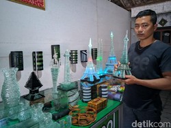 Cantik, Limbah Kaca Disulap Jadi Miniatur Ikonik Beberapa Negara