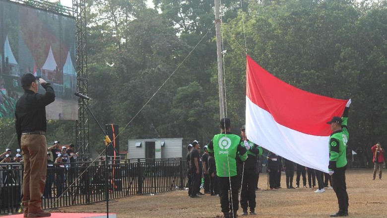 HUT RI, Abang Gojek Rajut Merah Putih dari Sabang hingga Merauke HUT RI, Abang Gojek Rajut Merah Putih dari Sabang hingga Merauke