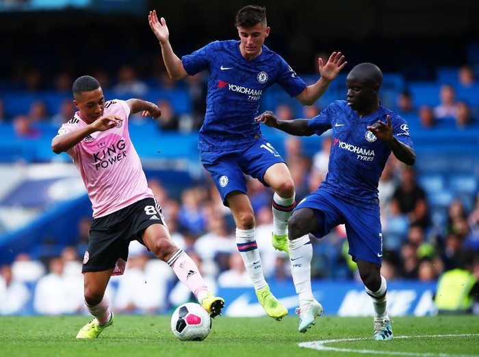 Chelsea belum juga meraih kemenangan di awal musim ini. Malam tadi The Blues diimbangi Leicester City 1-1.