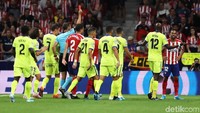Hanya berjarak empat menit, giliran Atletico yang kehilangan pemainnya. Renan Lodi mendapat kartu kuning kedua setelah melanggar Damian Suarez. Dua kartu kuning didapat Lodi hanya dalam tempo dua menit. Angel Martinez/Getty Images.