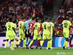 Hanya berjarak empat menit, giliran Atletico yang kehilangan pemainnya. Renan Lodi mendapat kartu kuning kedua setelah melanggar Damian Suarez. Dua kartu kuning didapat Lodi hanya dalam tempo dua menit. Angel Martinez/Getty Images.