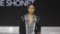 15 Koleksi Busana Terbaru Tities Sapoetra di JFFF 2019: Serba Hitam - Putih