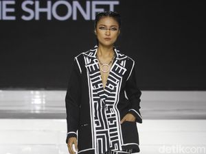 15 Koleksi Busana Terbaru Tities Sapoetra di JFFF 2019: Serba Hitam - Putih 15 Koleksi Busana Terbaru Tities Sapoetra di JFFF 2019: Serba Hitam - Putih