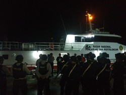 KRI Teluk Lada Bantu Negosiasi dengan Pembajak KM Mina Sejati di Maluku