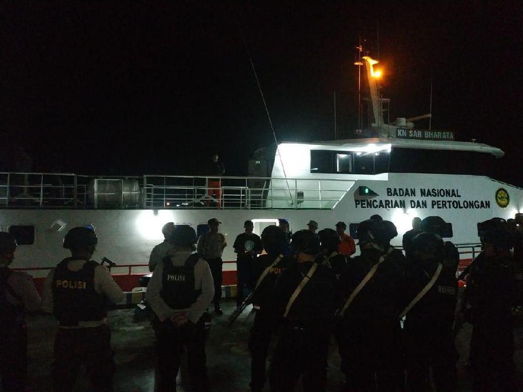 KRI Teluk Lada Bantu Negosiasi dengan Pembajak KM Mina Sejati di Maluku KRI Teluk Lada Bantu Negosiasi dengan Pembajak KM Mina Sejati di Maluku
