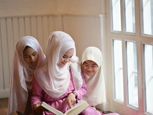 Keutamaan Berbakti kepada Orang Tua dalam Islam Keutamaan Berbakti kepada Orang Tua dalam Islam