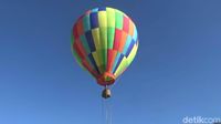 Foto: Terbang Naik Balon Udara di Bromo