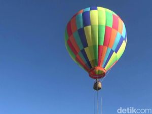 Foto: Terbang Naik Balon Udara di Bromo